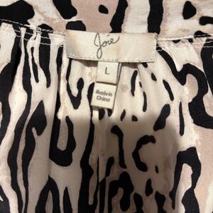 Joie Womens 100 % Silk Animal Print Blouse Split V neck size Large